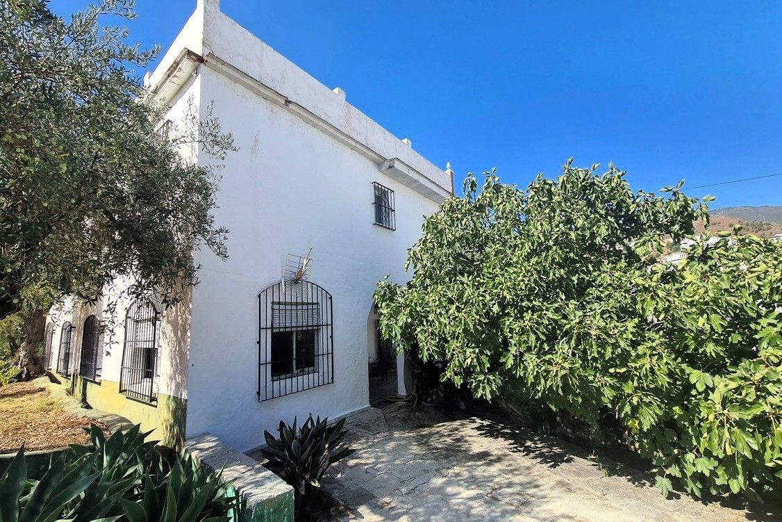 8 Bedroom Country House for Sale in Tolox