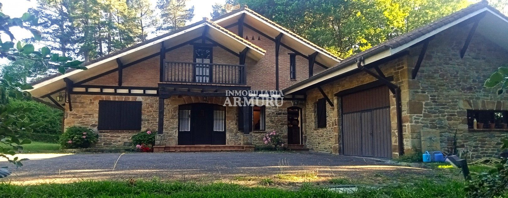 Chalet y garaje