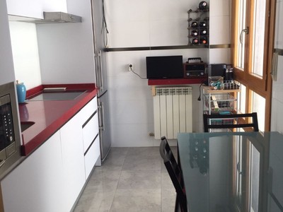 Piso en venta en Vitoria, Castilla, con 3 dormitorios, 2 baños, plaza de garaje, trastero y terraza