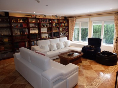 Chalet en venta en Estibaliz, con 6 dormitorios, 3 baños, aseo, 2 plazas de garaje, trastero, terraza y terreno