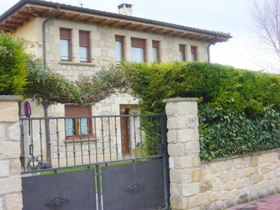 Chalet en venta en Burgueta, con 3 dormitorios, 2 baños, aseo, plaza de garaje y balcón