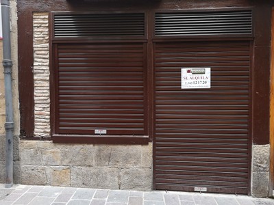 Locales en alquiler en Vitoria, Casco Antiguo, con aseo