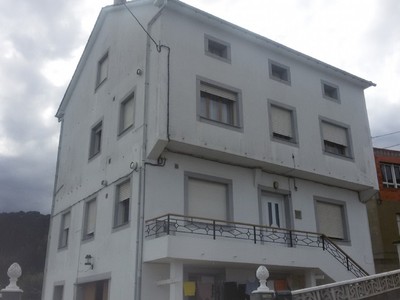 Casa en venta en Burela, con 3 dormitorios, baño, plaza de garaje, trastero y terreno