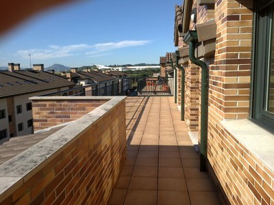 Piso en alquiler en Derio, con 3 dormitorios, 2 baños, 2 plazas de garaje y terraza