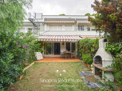 Adosado en venta en Castelldefels, Poal, con 3 dormitorios, 2 baños, plaza de garaje, balcón y terraza