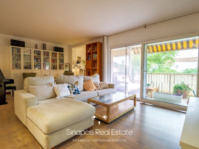 Piso en venta en Castelldefels, Poal, con 3 dormitorios, 2 baños, plaza de garaje, balcón y terraza