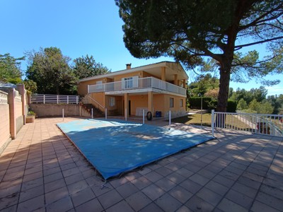 Chalet en venta en Vila Real, con 5 dormitorios, 2 baños, aseo, 2 plazas de garaje, trastero, terraza y terreno