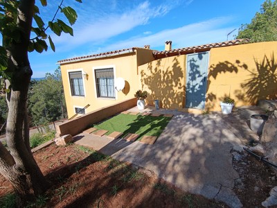 Casa en venta en Borriol, con 3 dormitorios, baño, 2 plazas de garaje, trastero y terreno