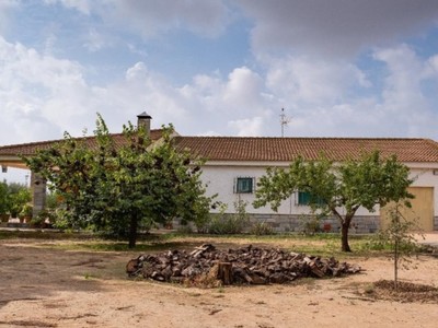 Chalet en venta en Fuente Alamo De Murcia, con 4 dormitorios, baño, aseo, 3 plazas de garaje y terreno