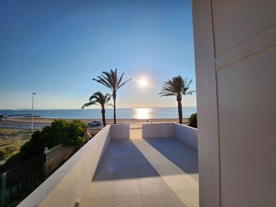Chalet en venta en La Manga Del Mar Menor, con 3 dormitorios, 3 baños, plaza de garaje, trastero, balcón y terraza