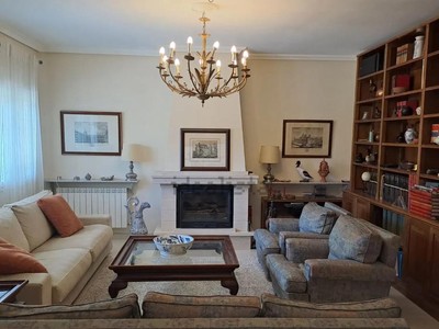 Casa en venta en Valdemorillo, La Pizarrera, con 5 dormitorios, 3 baños, 2 plazas de garaje, trastero y terraza