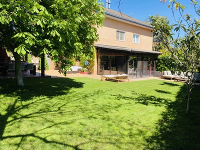 Chalet en venta en Valdemorillo, Parque De Las Infantas, con 3 dormitorios, 3 baños y 2 plazas de garaje
