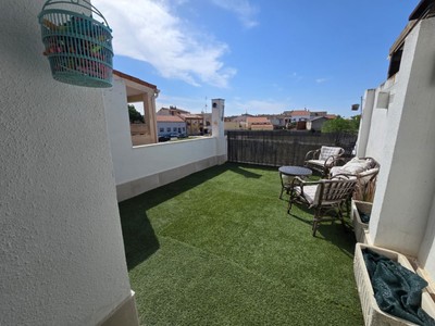 Chalet en venta en Casarrubuelos, Casarrubuelos, con 3 dormitorios, 2 baños, aseo, 2 plazas de garaje, trastero y 2 terrazas