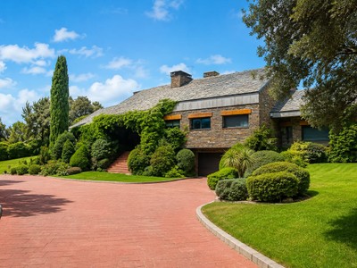 Chalet en venta en Boadilla Del Monte, con 11 dormitorios, 4 baños, aseo y 10 plazas de garaje