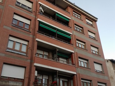 Piso en venta en Ugao-miraballes, Centro, con 3 dormitorios, baño, trastero y balcón