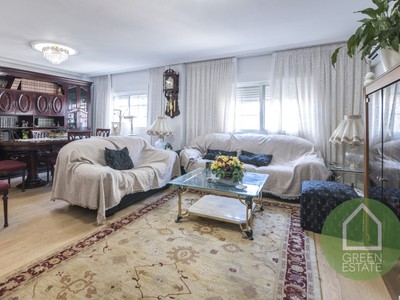 Piso en venta en Valencia, con 4 dormitorios, baño, aseo, plaza de garaje y balcón