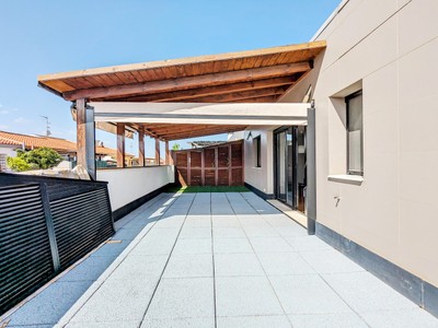 Ático en venta en Rafelbunyol, con 2 dormitorios, baño, aseo, plaza de garaje, trastero y terraza