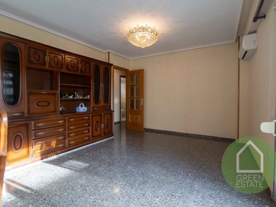 Piso en venta en Valencia, con 4 dormitorios, 2 baños, plaza de garaje y 2 balcones