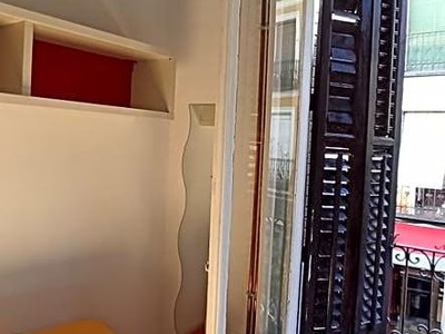 Piso en alquiler en Madrid, Lavapies, con 4 dormitorios, baño y aseo