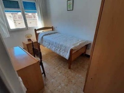 Casa en venta en Badalona, con 8 dormitorios, 3 baños y 2 plazas de garaje