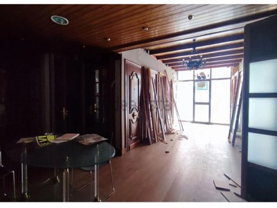Local en venta en Mieres, con baño