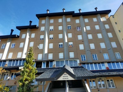 Apartamento en venta en Sierra Nevada, Zona Media, con 2 dormitorios, baño, plaza de garaje y trastero