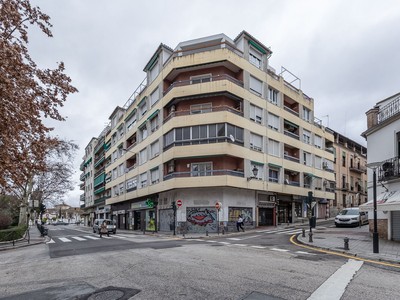 Piso en venta en Granada, San Isidro, con 3 dormitorios y 2 baños