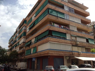 Piso en venta en Granada, Zaidin, con 4 dormitorios, baño y balcón