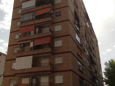 Piso en venta en Granada, Zaidin, con 4 dormitorios, baño y 2 balcones