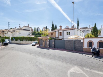Pareado en venta en Peligros, Monteluz, con 3 dormitorios, 3 baños, plaza de garaje, trastero y terreno