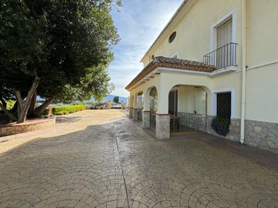 Chalet en venta en Ibi, con 6 dormitorios, 3 baños y 4 balcones