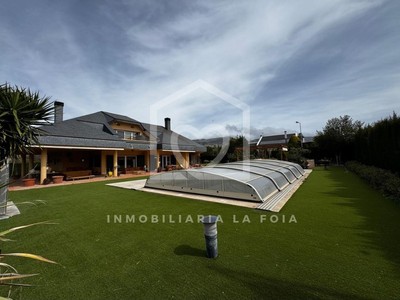 Chalet en venta en Ibi, con 3 dormitorios, 2 baños, aseo, 5 plazas de garaje, trastero, balcón, terraza y terreno