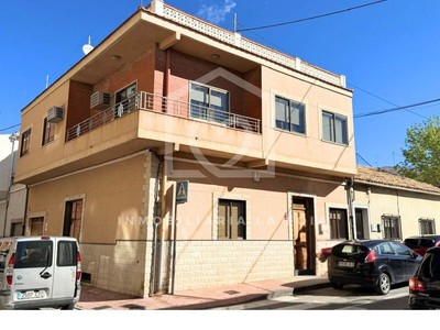 Casa en venta en Ibi, con 3 dormitorios, 2 baños, aseo, plaza de garaje, trastero, balcón y terraza