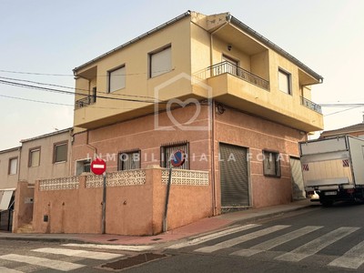 Casa en venta en Ibi, con 4 dormitorios, 2 baños, plaza de garaje, trastero, 2 balcones y 2 terrazas