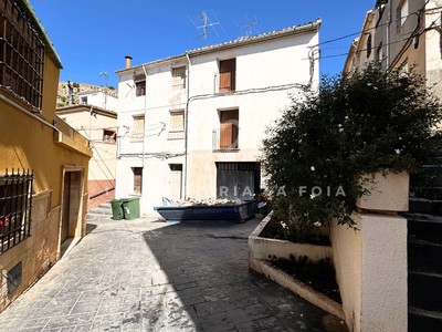 Casa en venta en Onil, con 2 dormitorios, 2 baños, aseo, plaza de garaje, trastero y 2 balcones