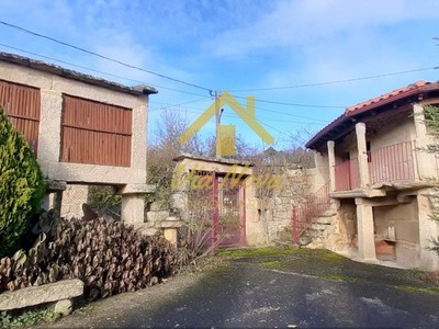 Casa en venta en Allariz, con 3 dormitorios, 2 baños, trastero, terraza y terreno