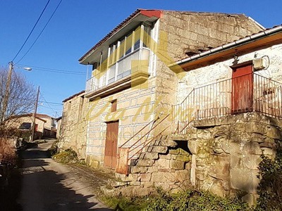 Casa en venta en Allariz, con 3 dormitorios, baño, balcón y terreno