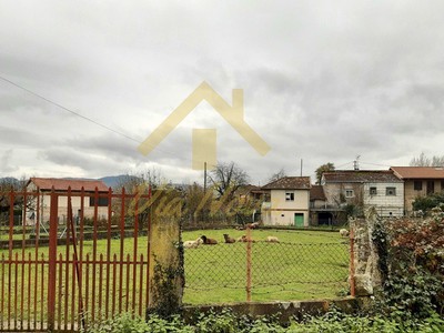 Casa en venta en Allariz, con 3 dormitorios, baño, trastero, balcón, terraza y terreno