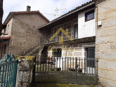 Casa en venta en Allariz, con 3 dormitorios, baño y terraza