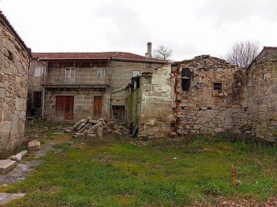 Casa en venta en Xunqueira De Ambía, con 3 dormitorios, trastero, terraza y terreno