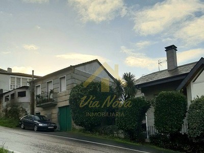 Casa en venta en Ourense, con 3 dormitorios, baño, plaza de garaje, trastero, balcón y terreno