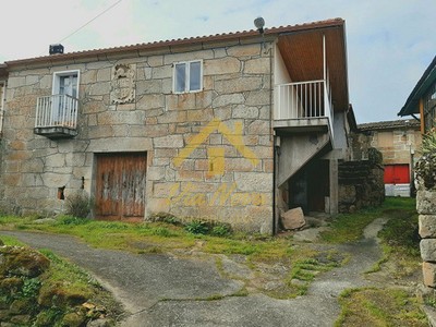 Casas en Allariz con escudo heráldico zona Santa Mariña de Aguas Santas
