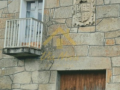 FACHADA CON ESCUDO