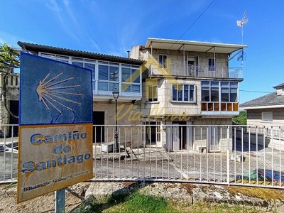 Casa en venta en Xunqueira De Ambía, con 4 dormitorios, baño, aseo, plaza de garaje, trastero y terraza