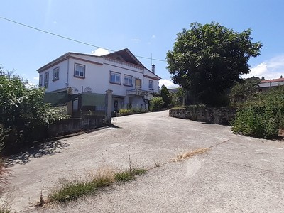 Casa en venta en San Cibrao Das Viñas, con 5 dormitorios, 2 baños, 2 plazas de garaje, trastero, terraza y terreno