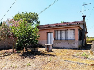 Casa en venta en Ourense, con 3 dormitorios, baño, trastero y terreno