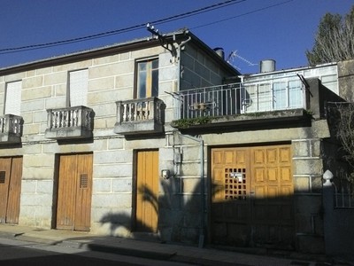 Casa en venta en Toen, con 3 dormitorios, baño, trastero, terraza y terreno