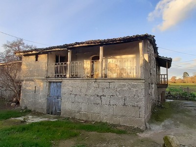 Casa en venta en Sandiás, con 3 dormitorios, baño, trastero, balcón y terreno