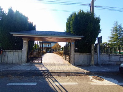 Casa en venta en San Cibrao Das Viñas, con 6 dormitorios, 2 baños, 2 aseos, 3 plazas de garaje, trastero, 2 terrazas y terreno