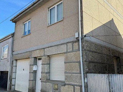 Casa en venta en Xinzo De Limia, con 3 dormitorios, baño, plaza de garaje y terreno